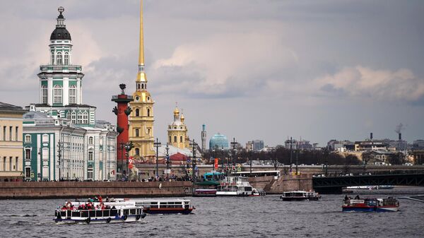Теплоходы в акватории реки Невы в Санкт-Петербурге. 2 мая в Петербурге официально открывается Всероссийский летний туристический сезон.