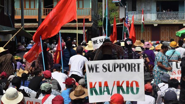 Протестующего с плакатом в поддержку Армии независимости Качина (KIA) и Организации независимости Качина (KIO) во время демонстрации против военного переворота в Хпаканте в штате Качин в Мьянме