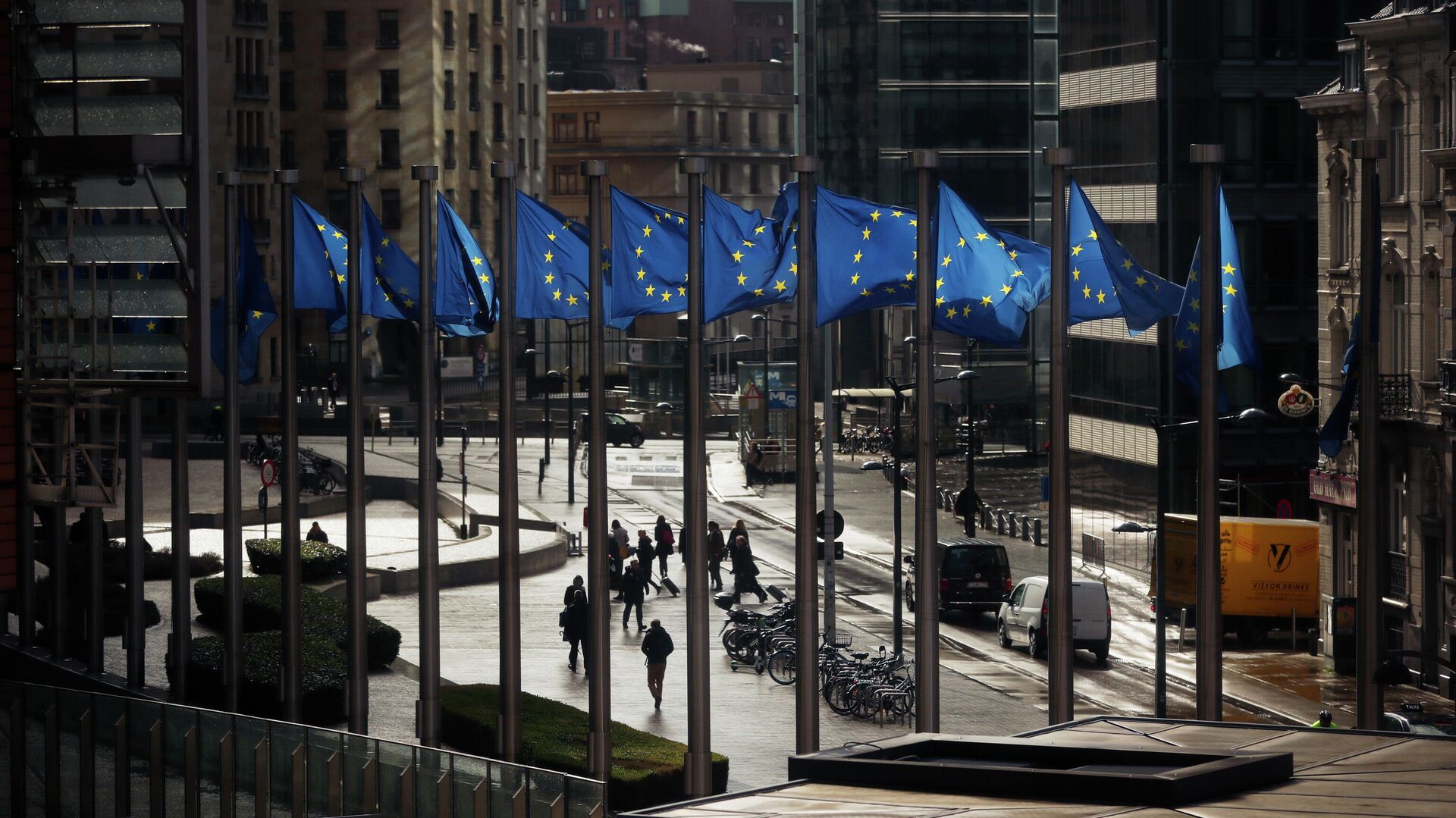 Флаги Евросоюза у здания Европейской комиссии в Брюсселе - РИА Новости, 1920, 10.06.2021