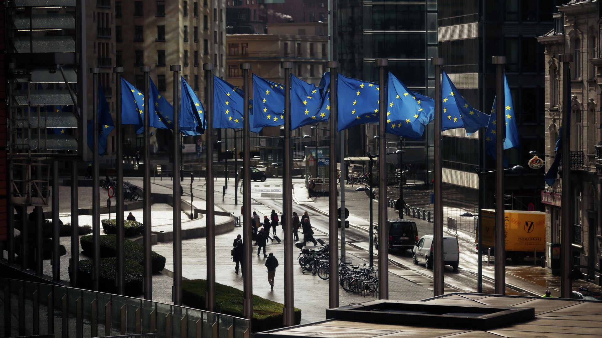 Флаги Евросоюза у здания Европейской комиссии в Брюсселе - РИА Новости, 1920, 03.05.2021