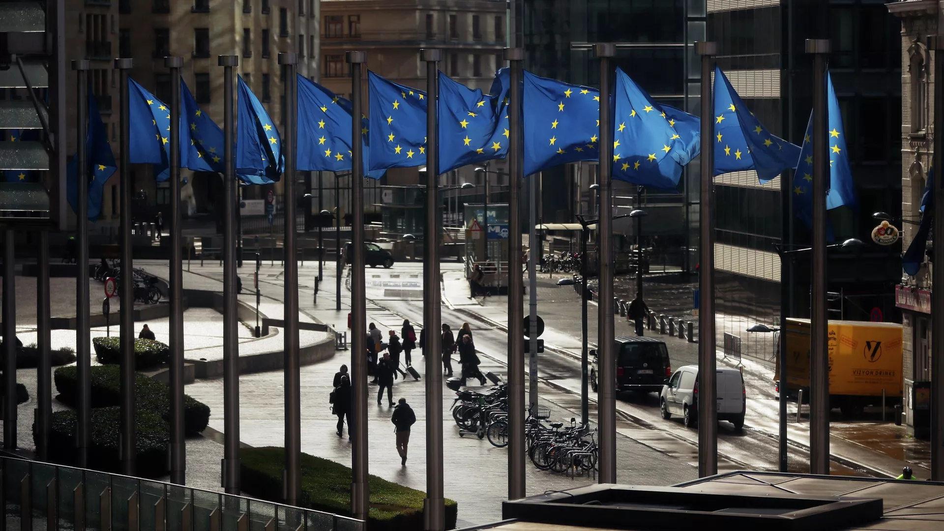 Флаги Евросоюза у здания Европейской комиссии в Брюсселе - РИА Новости, 1920, 04.08.2022