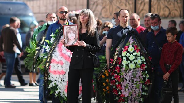 Жители Волгограда во время похорон погибших в ДТП на Ставрополье пяти воспитанниц спортивной детской школы олимпийского резерва