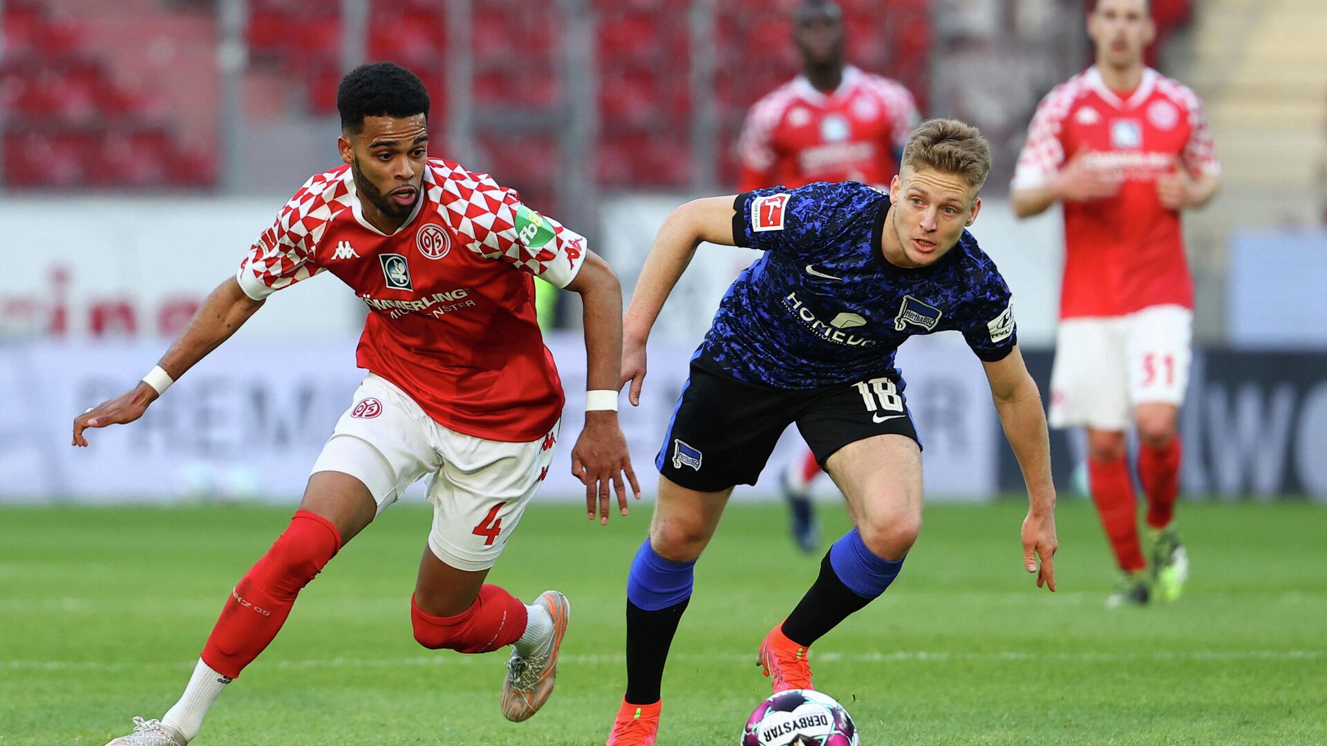 Mainz' Dutch defender Jeremiah St Juste (L) and Hertha Berlin's Argentinian midfielder Santiago Ascacibar vie for the ball during the German first division Bundesliga football match between Mainz 05 vs Hertha Berlin in Mainz, western Germany, on Mai 3, 2021. (Photo by KAI PFAFFENBACH / POOL / AFP) / DFL REGULATIONS PROHIBIT ANY USE OF PHOTOGRAPHS AS IMAGE SEQUENCES AND/OR QUASI-VIDEO - РИА Новости, 1920, 03.05.2021