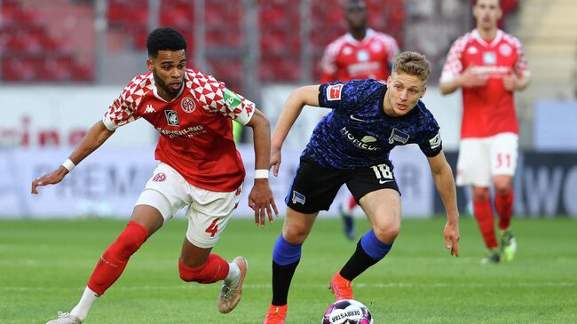 Mainz' Dutch defender Jeremiah St Juste (L) and Hertha Berlin's Argentinian midfielder Santiago Ascacibar vie for the ball during the German first division Bundesliga football match between Mainz 05 vs Hertha Berlin in Mainz, western Germany, on Mai 3, 2021. (Photo by KAI PFAFFENBACH / POOL / AFP) / DFL REGULATIONS PROHIBIT ANY USE OF PHOTOGRAPHS AS IMAGE SEQUENCES AND/OR QUASI-VIDEO