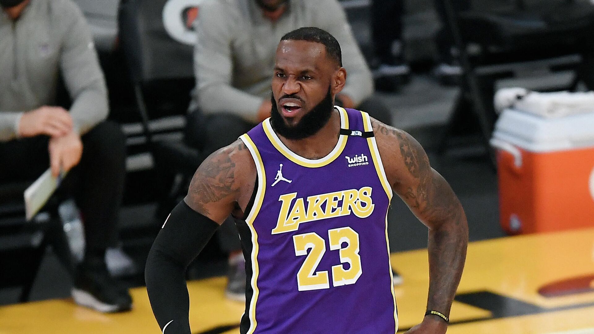 LOS ANGELES, CA - APRIL 30: LeBron James #23 of the Los Angeles Lakers reacts during the first half against the Sacramento Kings at Staples Center on April 30, 2021 in Los Angeles, California. NOTE TO USER: User expressly acknowledges and agrees that, by downloading and or using this photograph, User is consenting to the terms and conditions of the Getty Images License Agreement.   Kevork Djansezian/Getty Images/AFP (Photo by KEVORK DJANSEZIAN / GETTY IMAGES NORTH AMERICA / Getty Images via AFP) - РИА Новости, 1920, 03.05.2021