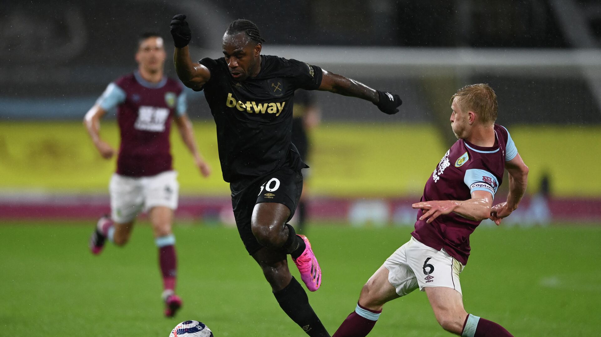 West Ham United's English midfielder Michail Antonio (C) avoids the tackle of Burnley's English defender Ben Mee during the English Premier League football match between Burnley and West Ham United at Turf Moor in Burnley, north west England, on May 3, 2021. (Photo by GARETH COPLEY / POOL / AFP) / RESTRICTED TO EDITORIAL USE. No use with unauthorized audio, video, data, fixture lists, club/league logos or 'live' services. Online in-match use limited to 120 images. An additional 40 images may be used in extra time. No video emulation. Social media in-match use limited to 120 images. An additional 40 images may be used in extra time. No use in betting publications, games or single club/league/player publications. /  - РИА Новости, 1920, 04.05.2021
