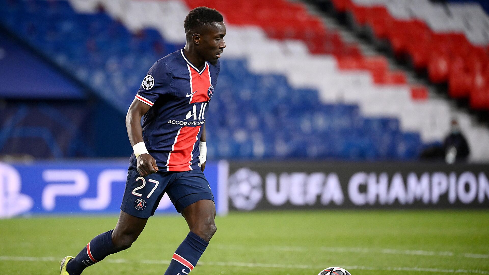 Paris Saint-Germain's Senegalese midfielder Idrissa Gueye plays the ball during the UEFA Champions League quarter-final second leg football match between Paris Saint-Germain (PSG) and FC Bayern Munich at the Parc des Princes stadium in Paris, on April 13, 2021. (Photo by FRANCK FIFE / AFP) - РИА Новости, 1920, 04.05.2021