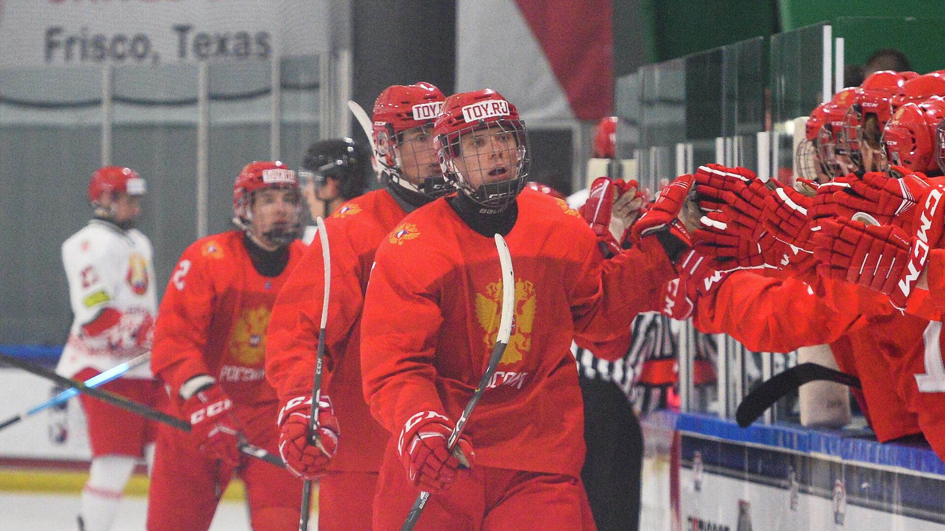 PLANO, TX USA - MAY 3: Russia's Danila Yurov #25 celebrates his first period goal against Belarus with teammates at the players’ bench quarterfinal round action at the 2021 IIHF Ice Hockey U18 World Championship at Children's Health StarCenter on May 3, 2021 in Plano, TX USA. (Photo by Ryan McCullough/HHOF-IIHF Images) - РИА Новости, 1920, 04.05.2021