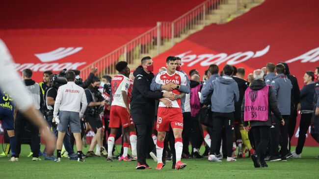 Players argue at the end of the L1 football match between Monaco (ASM) and Lyon (OL) at The Louis II Stadium, in Monaco on May 2, 2021. (Photo by Valery HACHE / AFP)