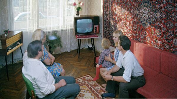 Семья у телевизора