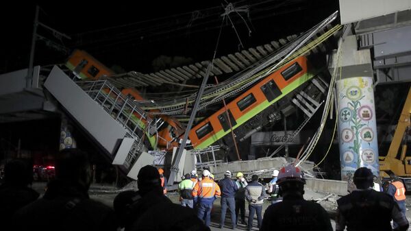 Спасатели на месте крушения метромоста в Мехико