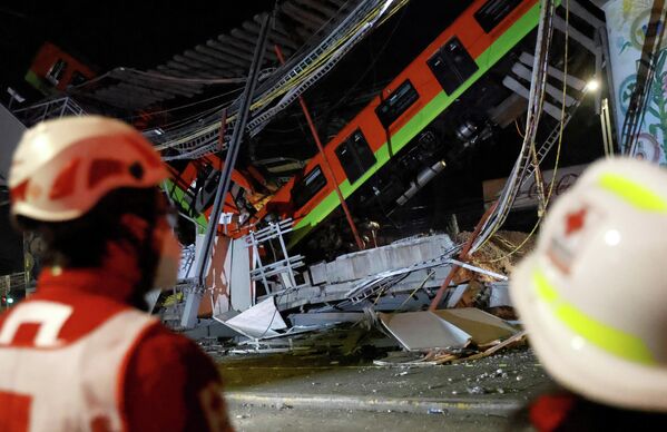 Спасатели на месте крушения метромоста в Мехико