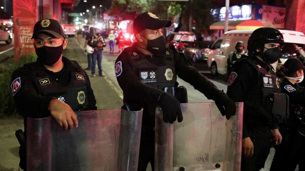 Полиция на месте крушения метромоста в Мехико