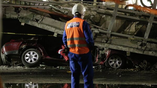 Автомобиль, пострадавший во время крушения метромоста в Мехико