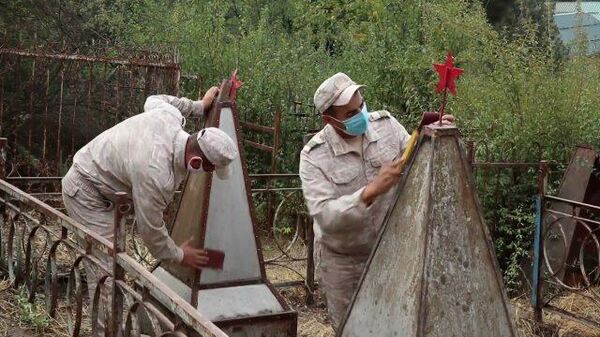 Ко Дню Победы: военные восстановили могилы ветеранов ВОВ в Душанбе