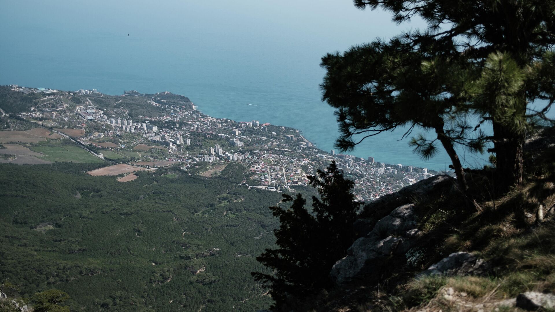 Вид на побережье Черного моря с вершины горы Ай-Петри в Крыму - РИА Новости, 1920, 14.07.2021