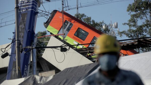 Спасатели работают на месте крушения метромоста в Мехико
