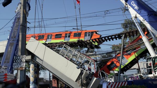Спасатели работают на месте крушения метромоста в Мехико