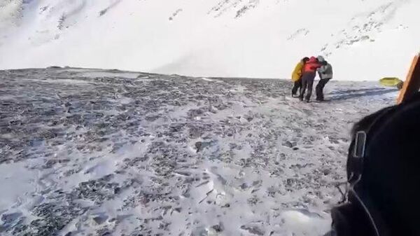 Спасение туристов, попавших под лавину в горах Бурятии. Кадры МЧС
