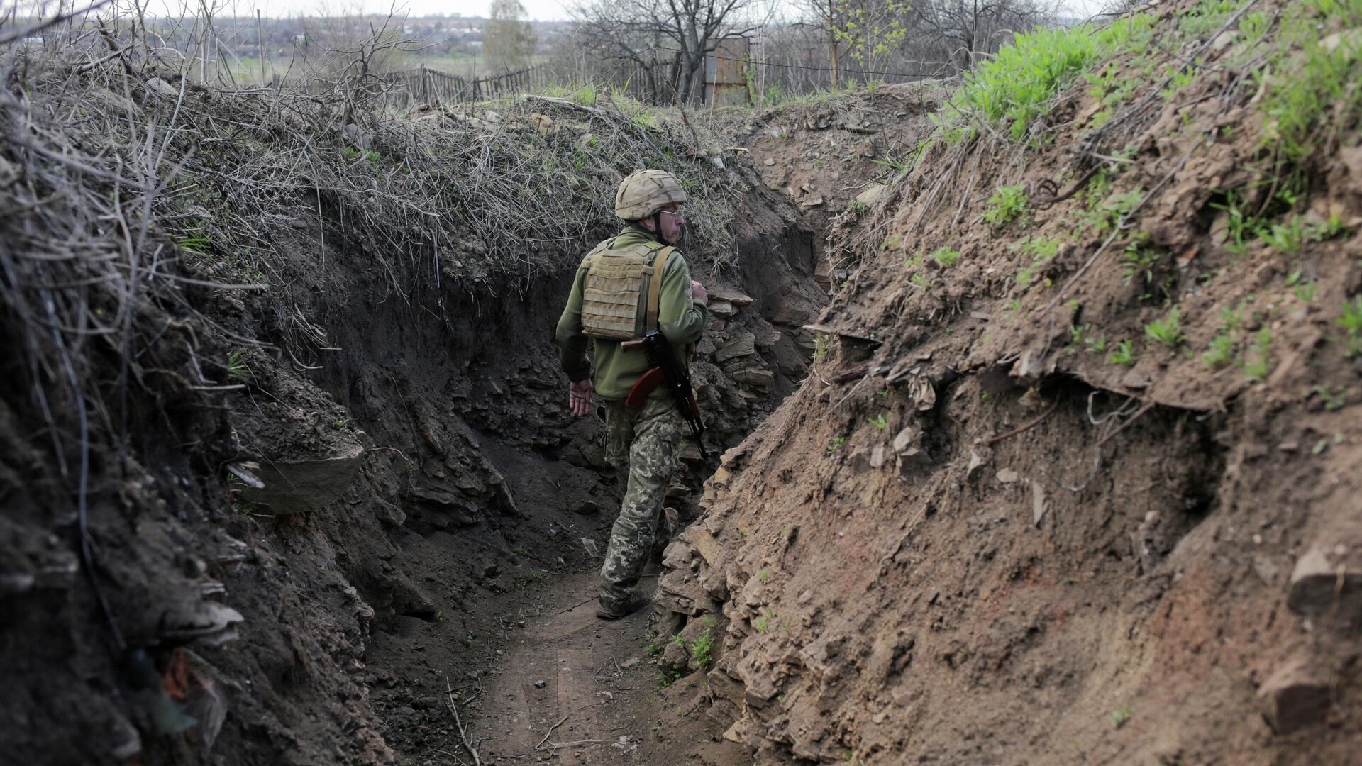 Украинский военный в районе линии соприкосновения в Донецкой области - РИА Новости, 1920, 04.05.2021