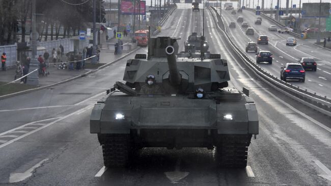 Танк Т-14 Армата на Звенигородском шоссе в Москве перед началом ночной репетиции парада к 76-й годовщине Победы в Великой Отечественной войне