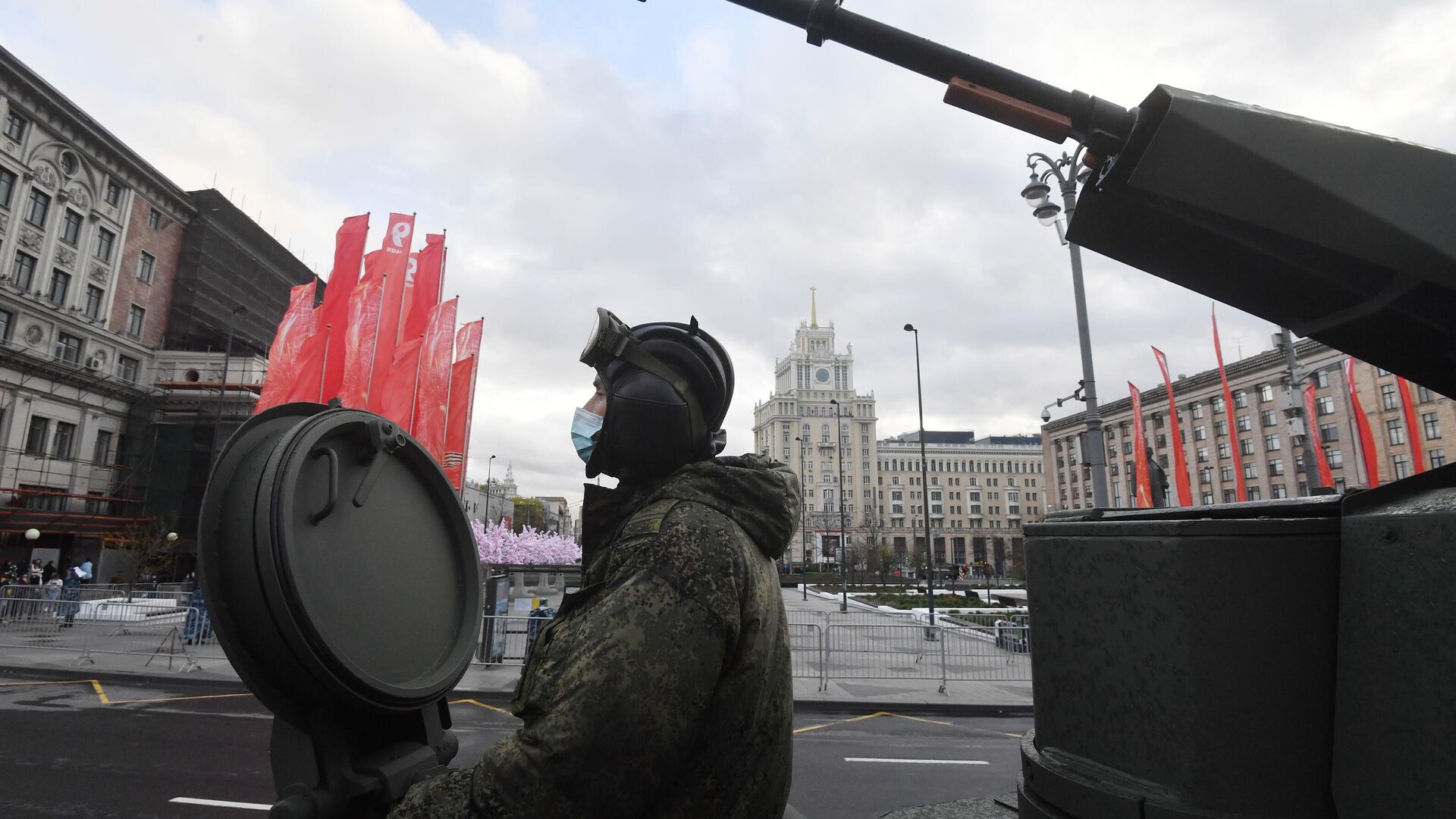 Военнослужащий на броне танка на площади Маяковского в Москве перед началом ночной репетиции парада к 76-й годовщине Победы в Великой Отечественной войне - РИА Новости, 1920, 07.05.2021