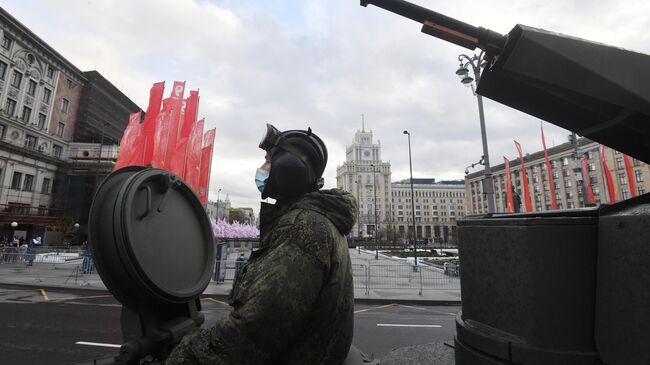 Военнослужащий на броне танка на площади Маяковского в Москве перед началом ночной репетиции парада к 76-й годовщине Победы в Великой Отечественной войне