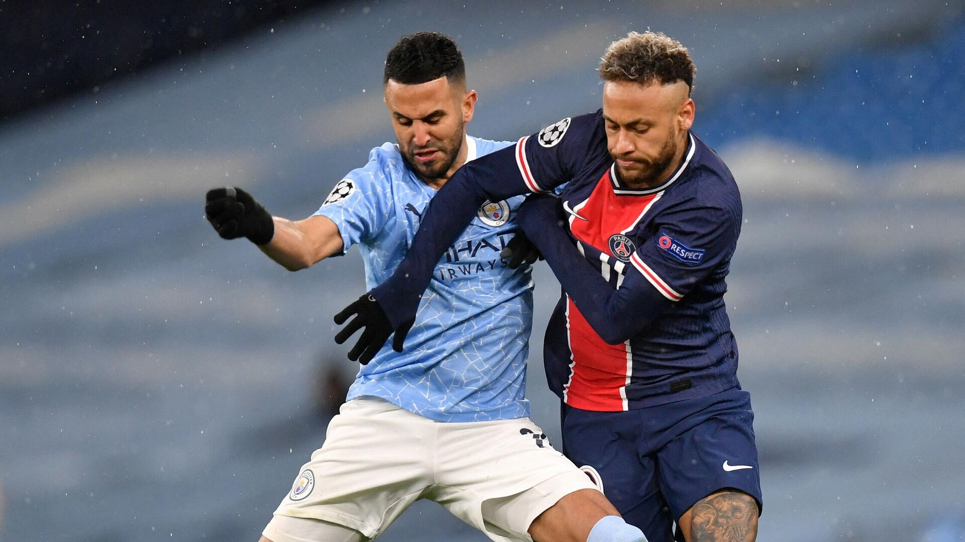 Manchester City's Algerian midfielder Riyad Mahrez (L) vies with Paris Saint-Germain's Brazilian forward Neymar during the UEFA Champions League second leg semi-final football match between Manchester City and Paris Saint-Germain (PSG) at the Etihad Stadium in Manchester, north west England, on May 4, 2021. (Photo by Paul ELLIS / AFP) - РИА Новости, 1920, 04.05.2021