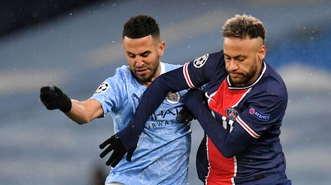 Manchester City's Algerian midfielder Riyad Mahrez (L) vies with Paris Saint-Germain's Brazilian forward Neymar during the UEFA Champions League second leg semi-final football match between Manchester City and Paris Saint-Germain (PSG) at the Etihad Stadium in Manchester, north west England, on May 4, 2021. (Photo by Paul ELLIS / AFP)