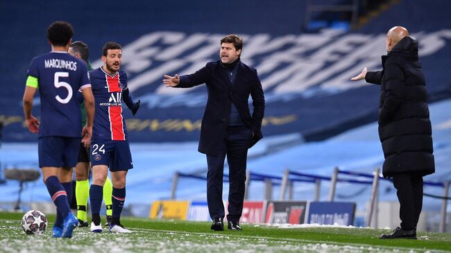 Paris Saint-Germain's Argentinian head coach Mauricio Pochettino (C) and Manchester City's Spanish manager Pep Guardiola (R) shout at the players during the UEFA Champions League second leg semi-final football match between Manchester City and Paris Saint-Germain (PSG) at the Etihad Stadium in Manchester, north west England, on May 4, 2021. (Photo by Paul ELLIS / AFP)