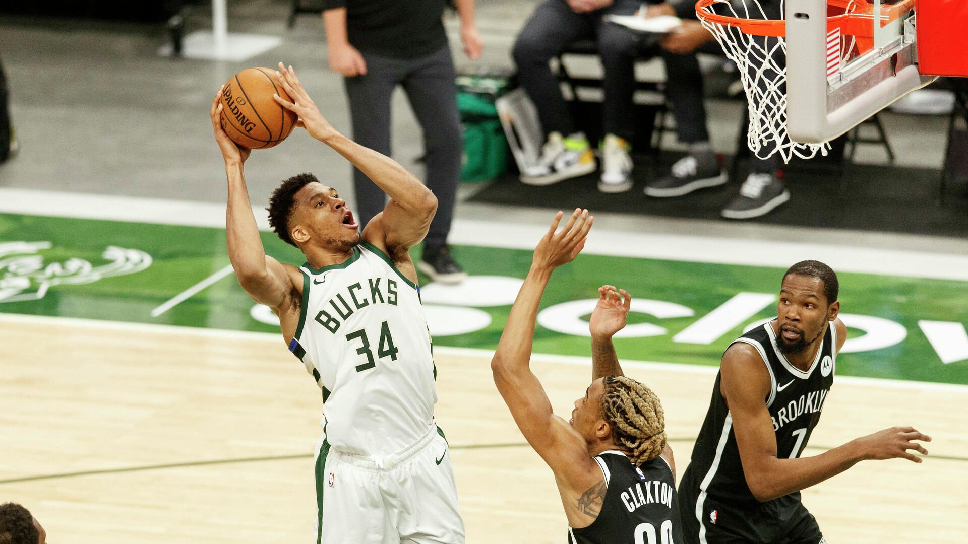 Игровой момент матча НБА Милуоки Бакс - Бруклин Нетс  - РИА Новости, 1920, 05.05.2021