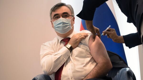Посол России Венесуэле Сергей Мелик-Багдасаров вакцинируется от COVID-19 российской вакциной ЭпиВакКорона