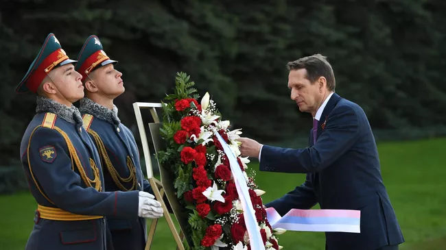 Председатель Российского исторического общества, директор Службы внешней разведки РФ Сергей Нарышкин возлагает цветы к Могиле Неизвестного Солдата в рамках передачи частицы Вечного огня в Словакию