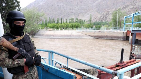 Военнослужащий Киргизии охраняет Водозабор Головной в приграничном с Таджикистаном селе Кок-Таш