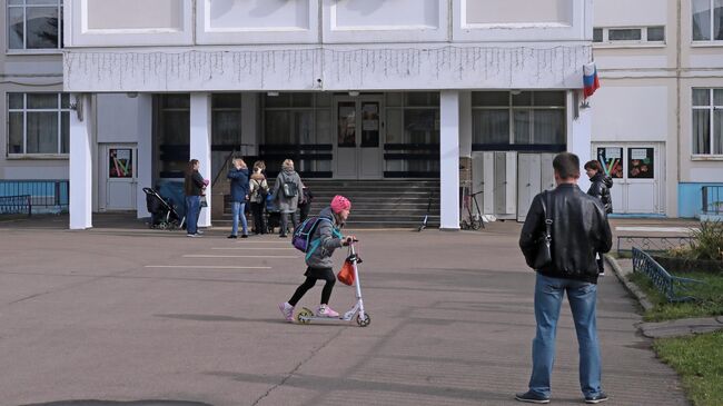 Ученики с родителями на территории школы