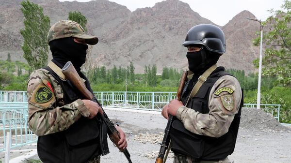 Военнослужащие вооруженных сил Киргизии охраняют Водозабор Головной в приграничном с Таджикистаном селе Кок-Таш
