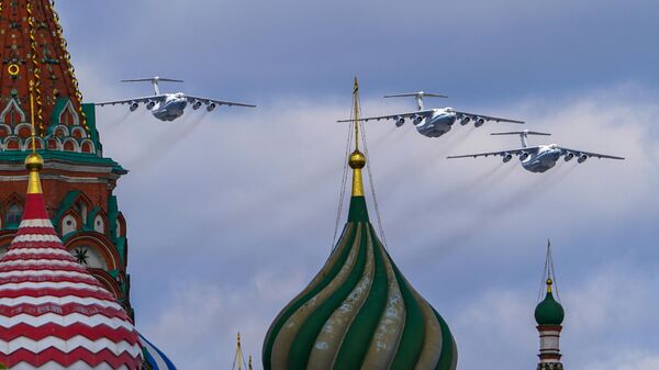 Тяжелые транспортные самолеты Ил-76 в небе во время репетиции воздушной части парада в честь 76-летия Победы в Великой Отечественной войне в Москве