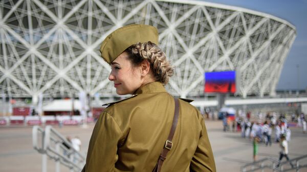 Девушка в военной форме времен Великой Отечественной войны 1941-1945 годов у стадиона Волгоград Арена