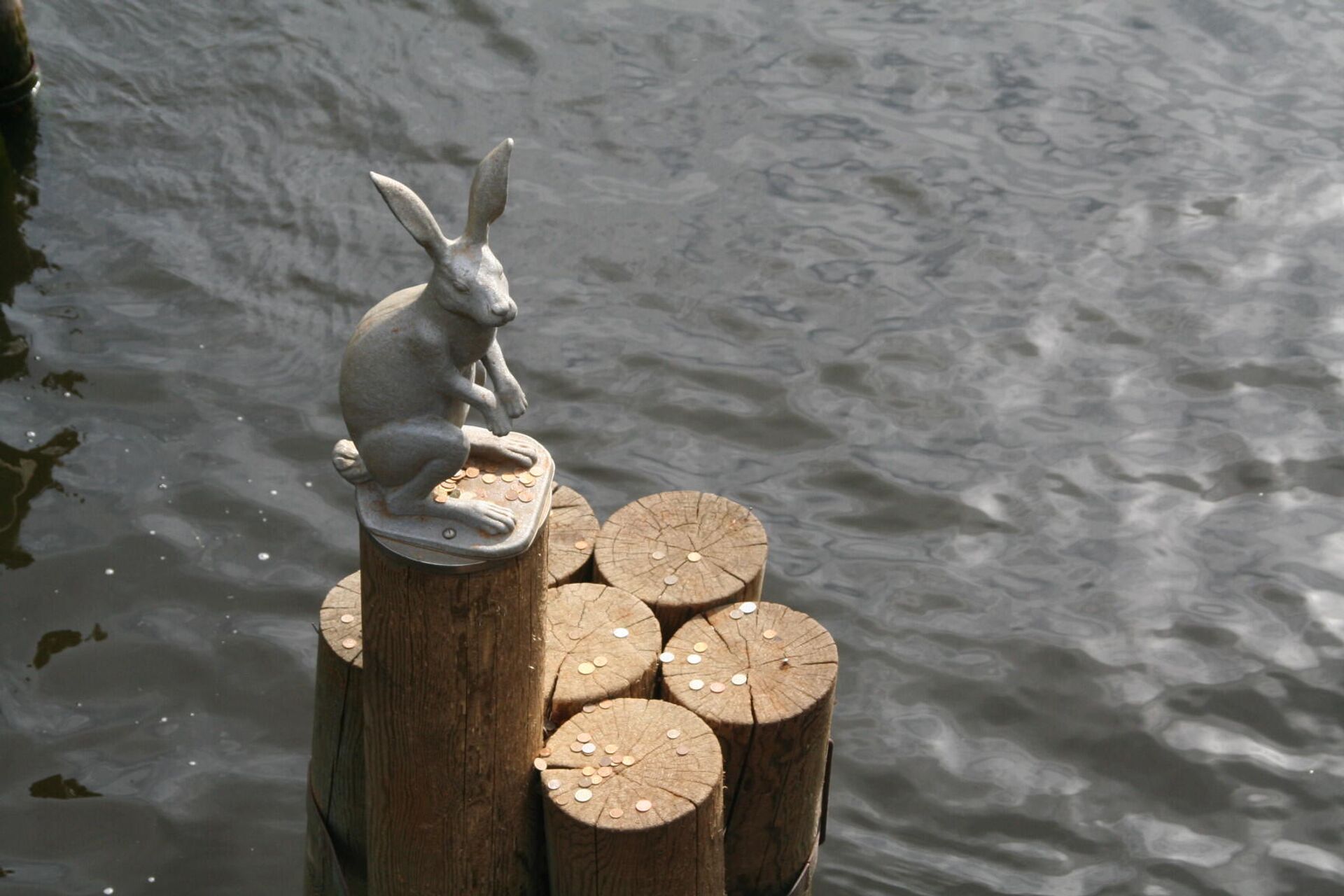Скульптура зайца у Иоанновского моста в Санкт-Петербурге - РИА Новости, 1920, 24.05.2021