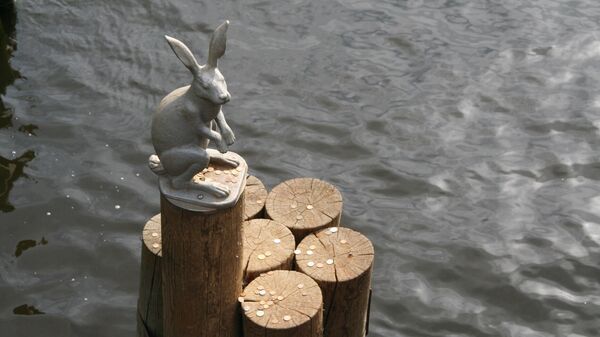 Скульптура зайца у Иоанновского моста в Санкт-Петербурге