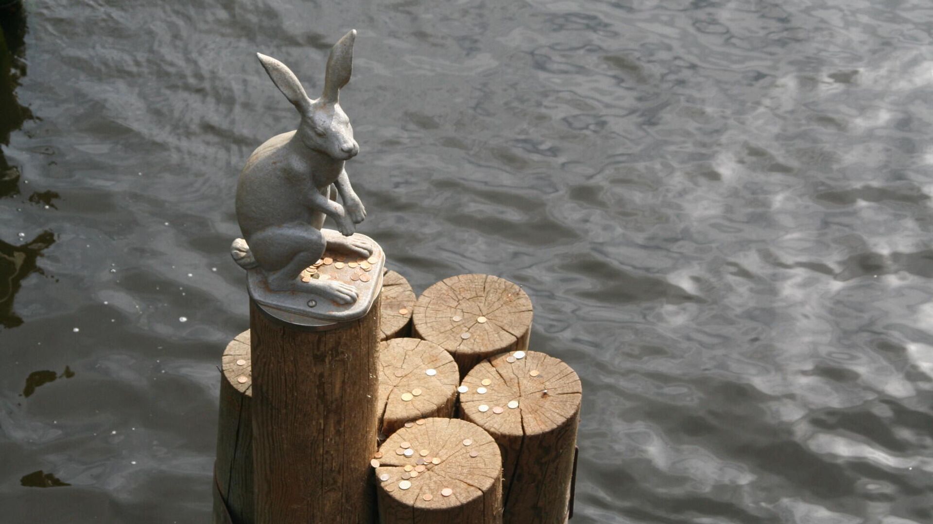 Скульптура зайца у Иоанновского моста в Санкт-Петербурге - РИА Новости, 1920, 05.05.2021