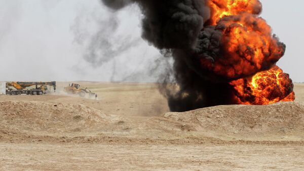 Пожар на нефтяном месторождении Бай-Хасан, которое подверглось нападению боевиков, Ирак