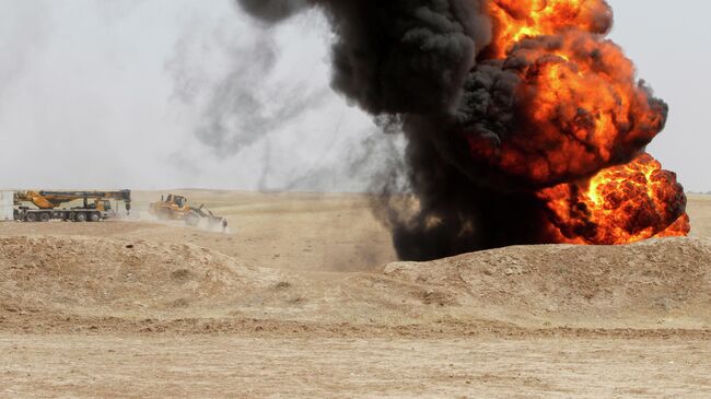 Пожар на нефтяном месторождении Бай-Хасан, которое подверглось нападению боевиков, Ирак