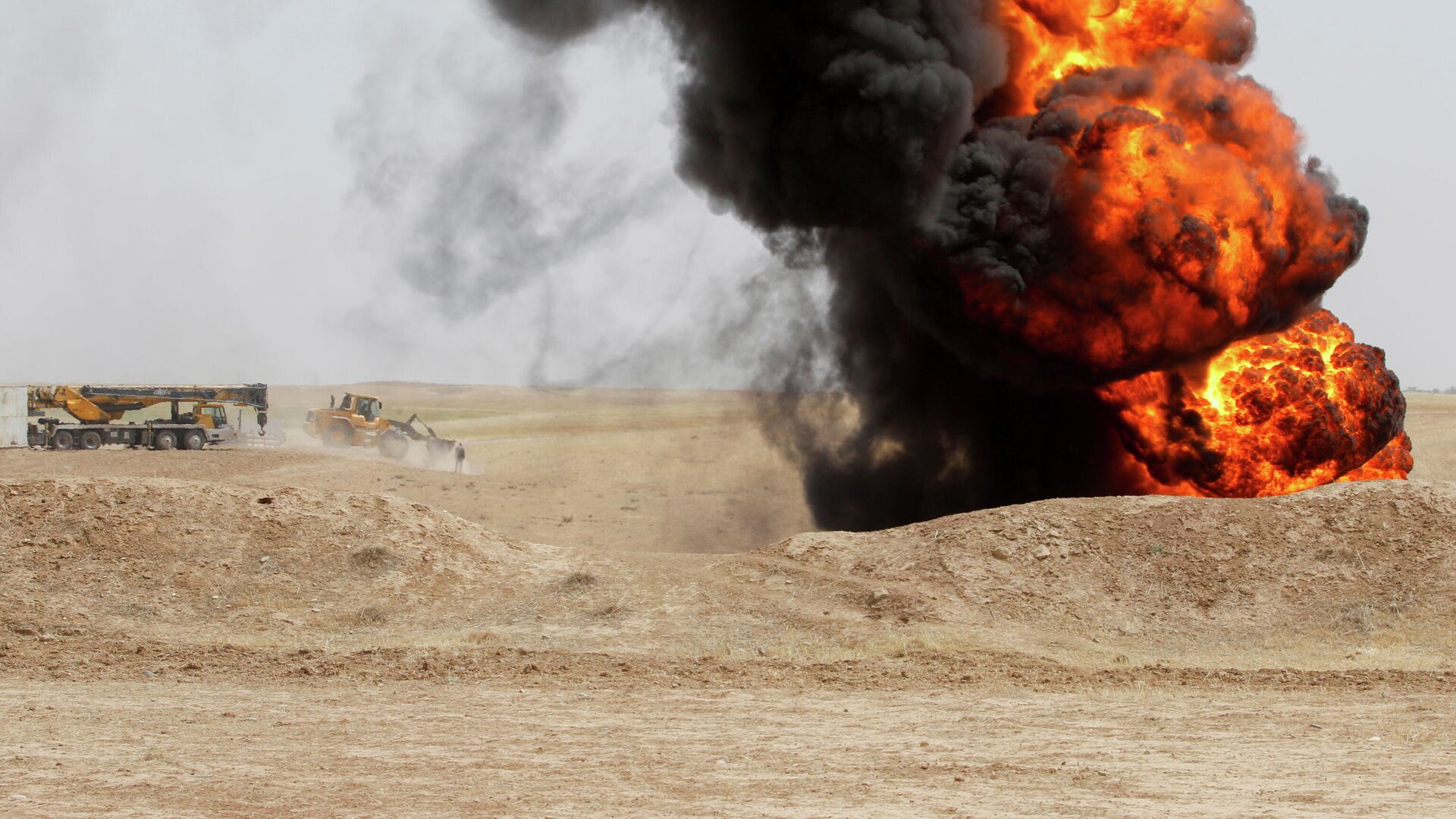 Пожар на нефтяном месторождении Бай-Хасан, которое подверглось нападению боевиков, Ирак - РИА Новости, 1920, 05.05.2021