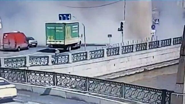 Столб кипятка бьет вверх на Большой Морской улице в Петербурге

