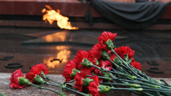Цветы у Могилы Неизвестного солдата в Москве, возложенные по случаю 77-летия снятия блокады Ленинграда