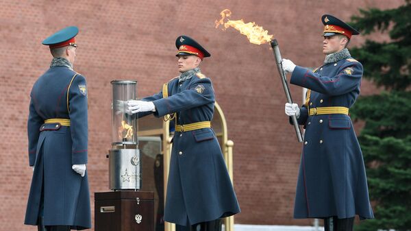На церемонии взятия частицы Вечного огня, зажженного на мемориале Могила Неизвестного Солдата у Кремлевской стены в Александровском саду в Москве