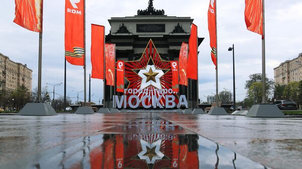 Уличное украшение ко Дню Победы у Триумфальной арки в Москве