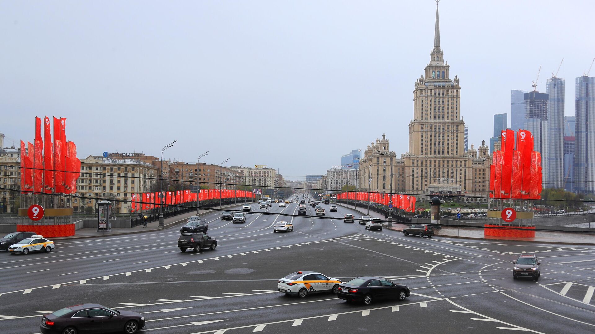 Уличное украшение ко Дню Победы недалеко от здания гостиницы Украина в Москве - РИА Новости, 1920, 08.05.2021