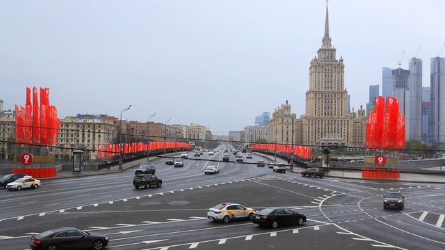 Уличное украшение ко Дню Победы недалеко от здания гостиницы Украина в Москве